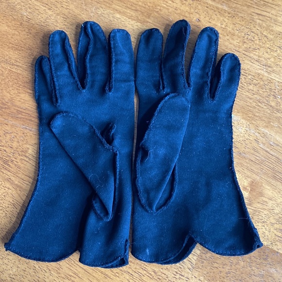 Vintage black fancy dress gloves. Nice cut and details around wrist. Fits sm-med - Picture 3 of 5